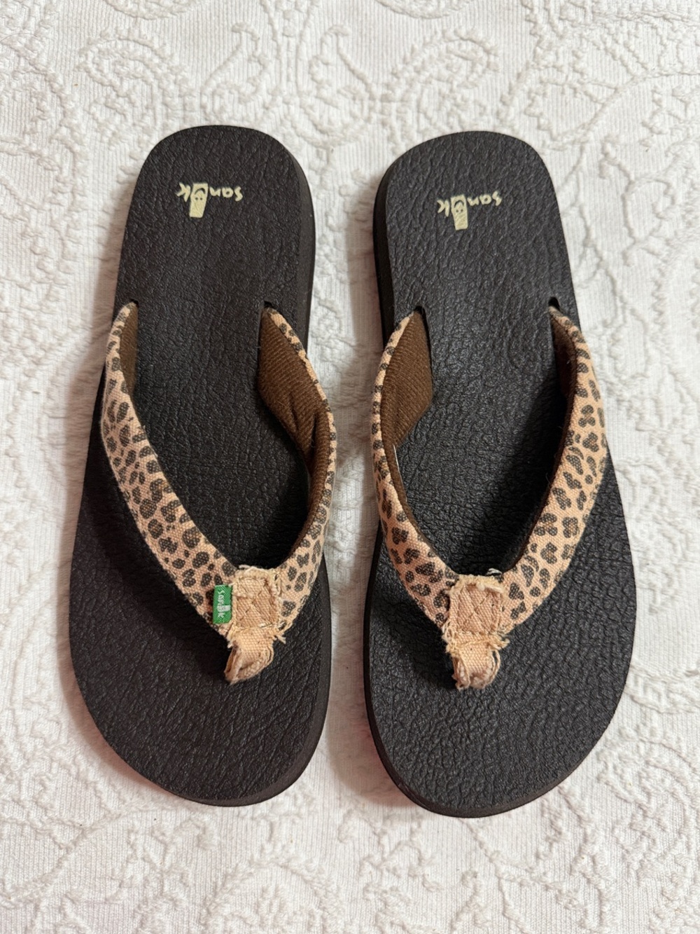 Sanuk Flip flops Size 7M Tan Leopard Print with Brown Soles